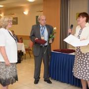 Dr. Szabó Gizella átveszi a Jubileumi díjat 